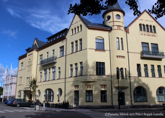Hotel Regatta on kuuluisan arkkitehdin Lars Sonckin vuonna 1898 suunnittelema jugendrakennus . Se entisöitiin täysin vuonna 2013.