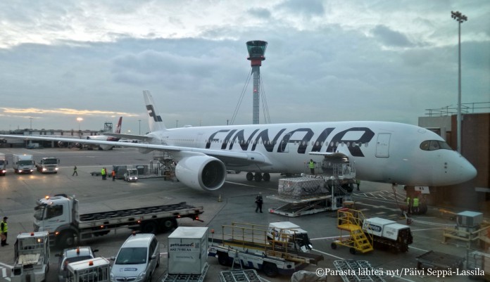 Finnairin Airbus 350 -kone kuvattuna Heathrowin lentoasemalta.