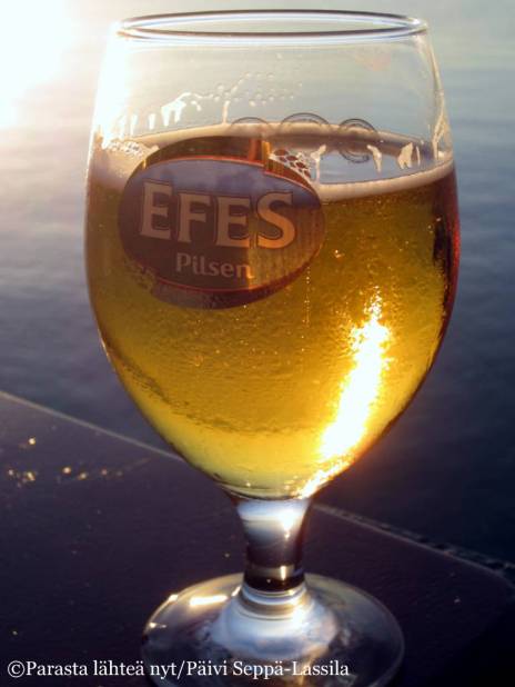 Kylmä olut maistui kuuman päivän päätteeksi. Efes on turkkilaista tuotantoa.