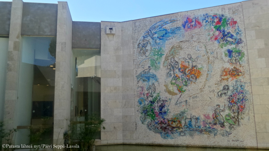 Yhdestä huoneesta on näkymä vesialtaalle, jonka takana on Chagallin mosaiikkiteos
