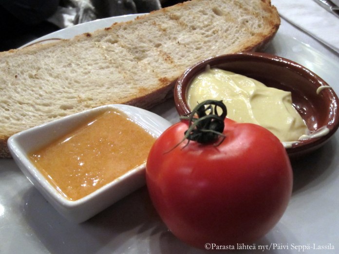 Ennen pääateriaa barcelonalaisessa ravintolassa tarjottiin leipää, tomaattia ja levitteitä. 