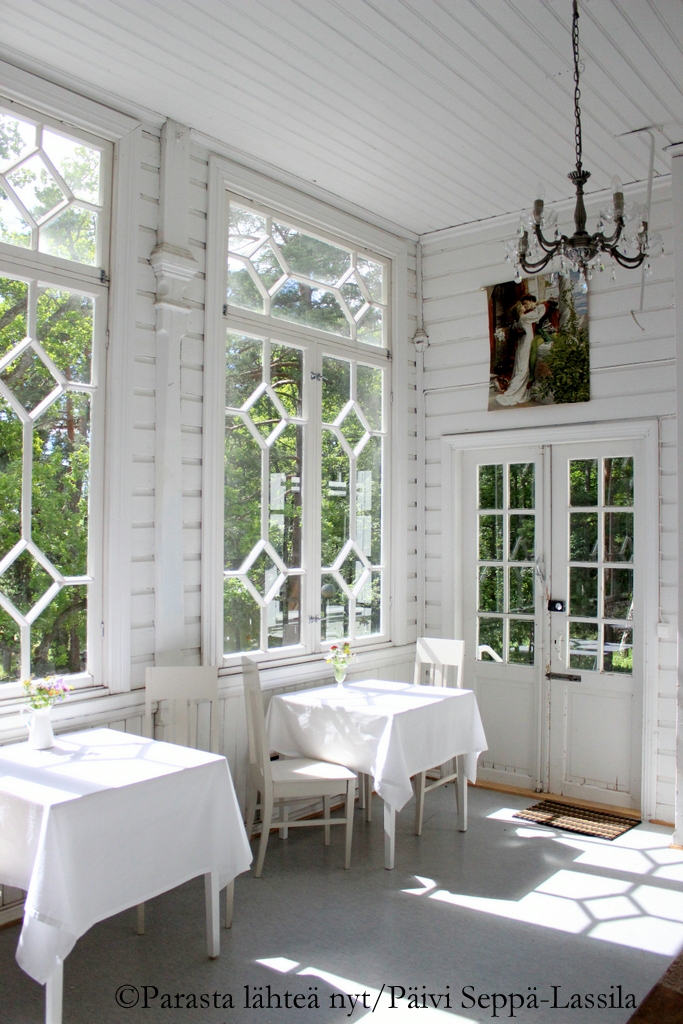Myös Kahvila Paratiisissa on viihtyisa veranta koristeellisine ikkunoineen.