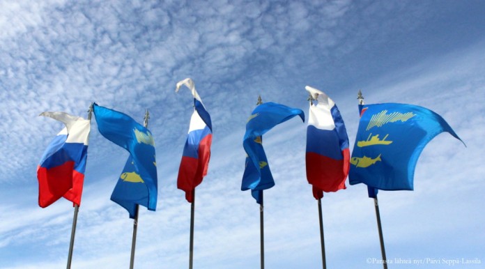 Venäjän ja Murmanskin liput liehuivat Hotelli Azimutin edustalla.
