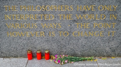 Muistolause Karl Marxin haudalla.