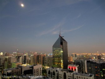 Abu Dhabi by night kuvattuna 28. kerroksesta.