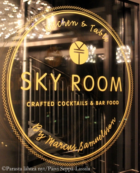 Sky Room on korekan tason baari - näkymät ovat hulppeat 16. kerroksesta.